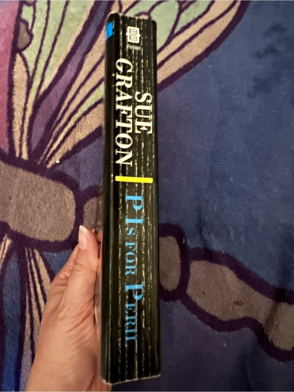 Sue Grafton "P Is For Peril" Paperback Book - Black & Blue Cover - Picture 4 of 4